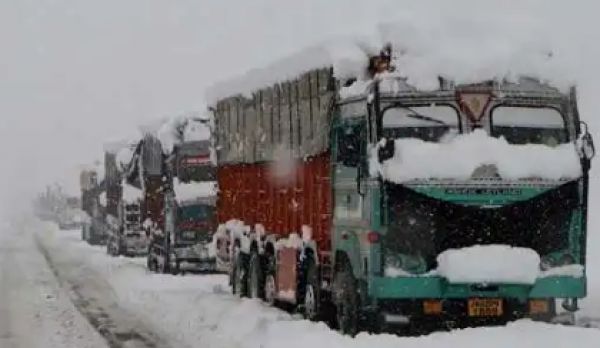 कश्मीर में हिमपात के कारण रेल, वायु, सड़क यातायात प्रभावित
