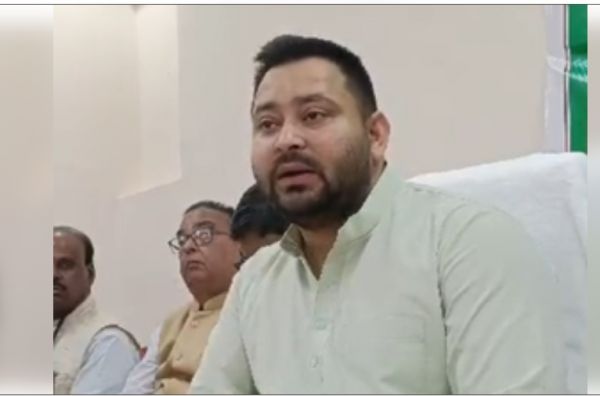 तेजस्वी यादव का तंज, 'जब 15 साल पुरानी गाड़ी नहीं चलती तो 20 साल पुरानी सरकार क्यों चलेगी' 