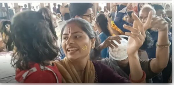 मथुरा: फुलेरा दूज पर लाडली जी महाराज मंदिर में 'चंग' की थाप पर झूम उठे भक्त 