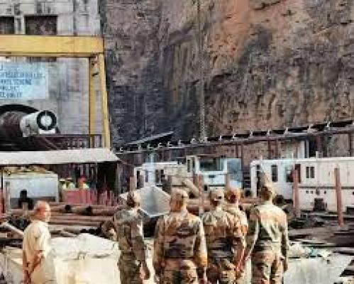 एसएलबीसी सुरंग में फंसे श्रमिकों तक पहुंचने के लिए टीबीएम से रास्ता बना रहे बचाव कर्मी