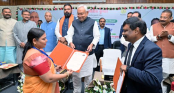 पटना : मुख्यमंत्री नीतीश कुमार ने 59 हजार विशिष्ट शिक्षकों को नियुक्ति पत्र सौंपा