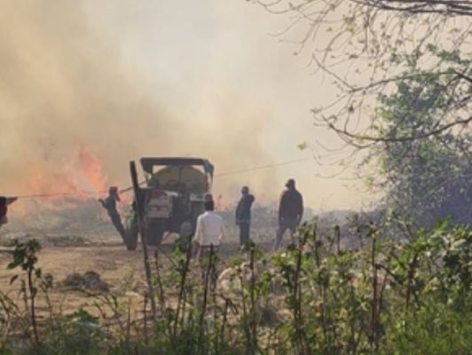 नोएडा के उद्यानिक डंपिंग साइट पर लगी भीषण आग 