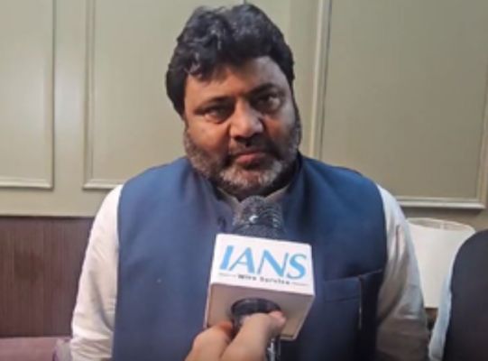 योगी सरकार उर्दू, औरंगजेब, शाहजहां इस तरह के मुद्दे लाकर जनता का ध्यान भटकाना चाहती है: कमाल अख्तर   