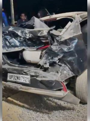 बस्ती में ट्रक ने सड़क किनारे खड़ी दो कारों को रौंदा, बड़ा हादसा टला