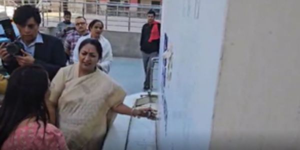 दिल्ली: मुख्यमंत्री ने किया स्कूलों का निरीक्षण, खामियों पर बोलीं- 'ऐसी उम्मीद नहीं थी' 