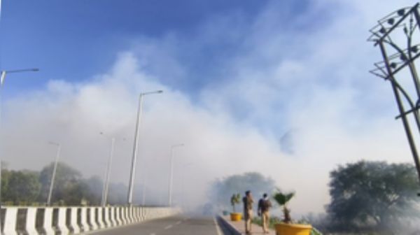 नोएडा : डंपिंग यार्ड में लगी आग पर काबू पाने की चुनौती, तेज हवा और 40 फीट के गड्ढे में भरे वेस्ट ने बढ़ाई मुश्किलें 