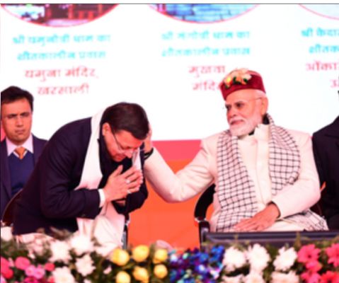 हाथ मिलाकर, पीठ थपथपाकर सीएम को शाबाशी, पीएम मोदी संग मुख्यमंत्री धामी की दिखी खास बाॅंन्डिग