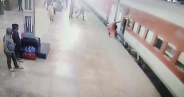 भोपाल में रेलवे सुरक्षा बल के जवान ने चलती ट्रेन से गिरी महिला की बचाई जान 