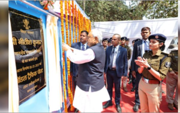 पटना में मुख्यमंत्री नीतीश कुमार ने चार मॉडल ट्रैफिक पोस्ट का उद्घाटन किया 