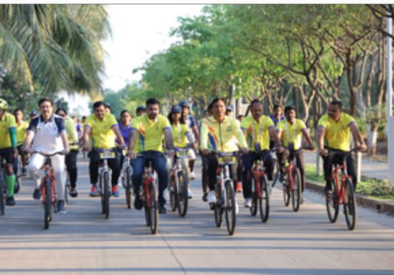 अंतर्राष्ट्रीय महिला दिवस के अवसर पर साइकिल रैली में मांडविया के साथ मंत्री, एथलीट शामिल हुए 