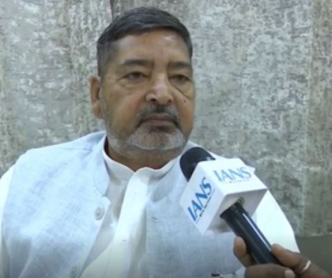 संभल सीओ के बयान पर सपा सांसद वीरेंद्र सिंह ने दी कड़ी प्रतिक्रिया, एएमयू में मंदिर मुद्दे को लेकर भाजपा पर तंज कसा 
