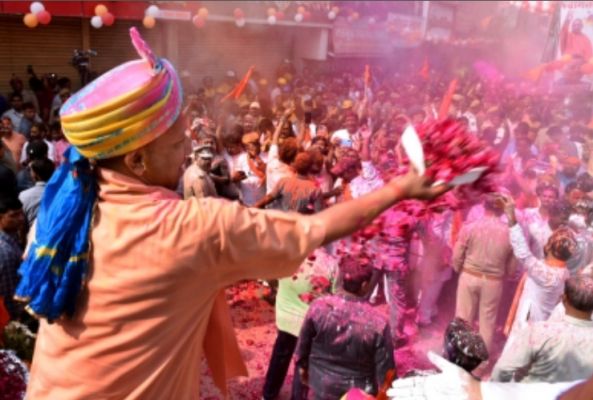 रंगपर्व पर गोरक्षपीठाधीश्वर की अगुवाई में चटक होता है समरसता का रंग 