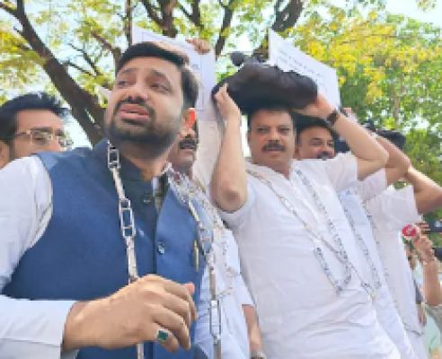 मप्र बजट के पेश होने से पहले कांग्रेस विधायकों ने प्रदर्शन किया, खुद को जंजीरों से लपेटा