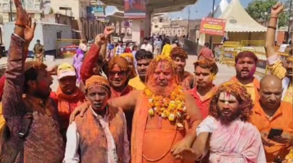 राममंदिर परिसर में इकबाल अंसारी और आचार्य परम हंस ने खेली होली, बोले-नफरत होगी अलविदा