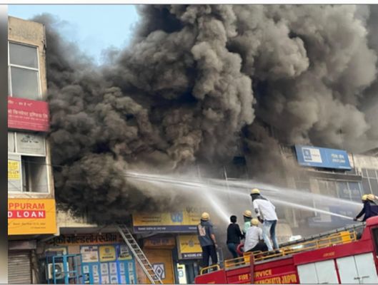 जयपुर के गोदाम में भीषण आग : दमकल की 30 से अधिक गाड़ियां मौजूद, लोगों को निकाला बाहर