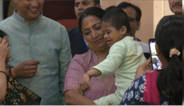 दिल्ली की सीएम ने शेल्टर होम में बच्चों संग मनाई होली, व्यवस्थाओं का भी लिया जायजा 