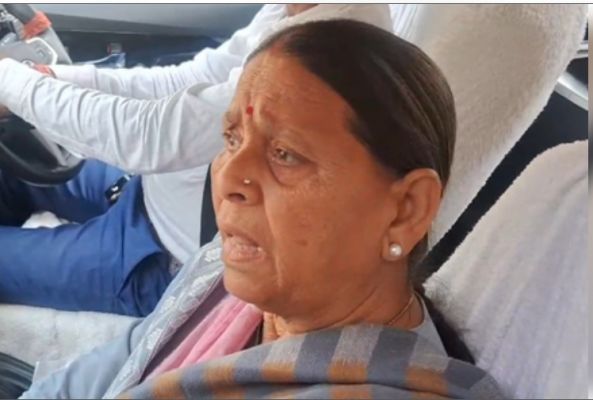 पूर्व मुख्यमंत्री राबड़ी देवी पटना के ईडी कार्यालय पहुंचीं, लैंड फॉर जॉब मामले में होगी पूछताछ 