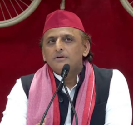 अभिषेक प्रकाश वाले मामले में अखिलेश ने ली चुटकी, बोले- 'सब मिलबांट, करें बंटाधार' 