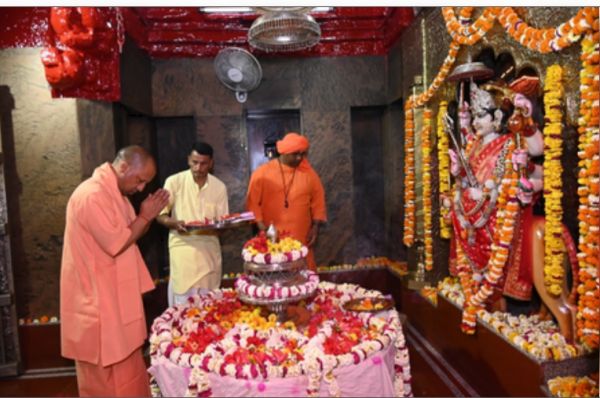 योगी ने बदल दी राजनीति की परिभाषा, सियासत को सनातन की पिच पर किया खड़ा