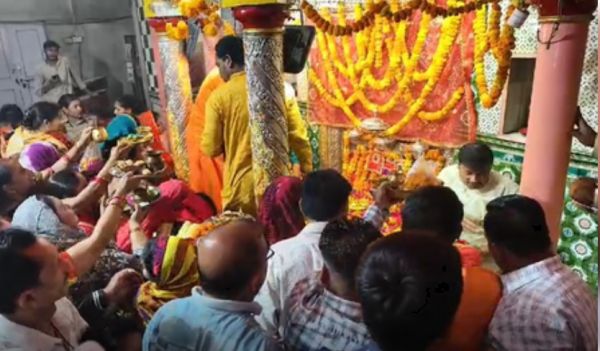 प्रयागराज: शीतला अष्टमी पर मां कल्याणी देवी मंदिर में तीन दिवसीय वार्षिक मेला, महिला श्रद्धालुओं की लंबी कतार 