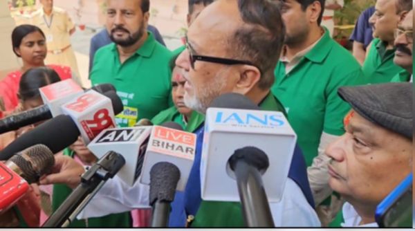 हरे रंग की टी-शर्ट में विधानसभा पहुंचे राजद विधायक, आरक्षण को नौवीं अनुसूची में शाम‍िल करने को लेकर प्रदर्शन