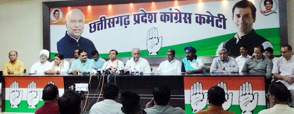 सीबीआई के छापे के बाद भूपेश का जवाबी हमला, पंडित प्रदीप मिश्रा से क्यों नहीं हो रही पूछताछ