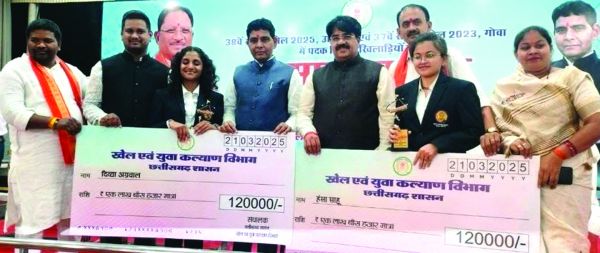 खेल एवं युवा कल्याण विभाग ने सृष्टि प्लात्जो की दिव्या अग्रवाल को खेल-राशि से किया सम्मानित