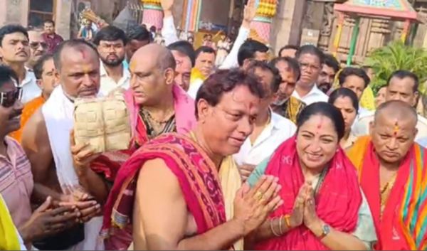 पुरी: दिल्ली की मुख्यमंत्री रेखा गुप्ता ने जगन्नाथ मंदिर में किए दर्शन , देश की प्रगति के लिए मांगा आशीर्वाद 