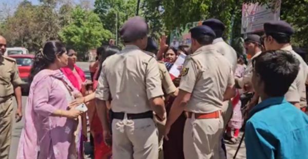 महिला कांग्रेस का राजभवन मार्च : 33 फीसद महिला आरक्षण की मांग को लेकर प्रदर्शन