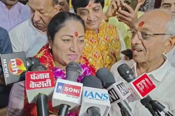 चैत्र नवरात्रि के पहले दिन छतरपुर मंदिर पहुंची सीएम रेखा गुप्ता, दिल्लीवासियों के लिए मां से की सुख-समृद्धि की कामना