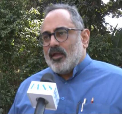 केंद्र की 'वैक्सीन कूटनीति' को थरूर ने सराहा, भाजपा नेता राजीव चंद्रशेखर बोले 'देर आए दुरुस्त आए' 