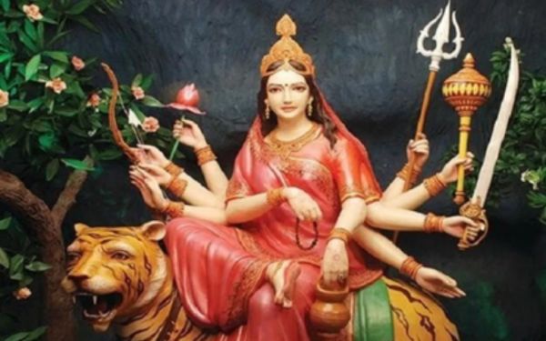 सौम्य रूप, माथे पर घंटे के आकार का चमकता अर्धचंद्र, जानें क्यों तृतीया तिथि को पूजी जाती हैं मां चंद्रघटा?