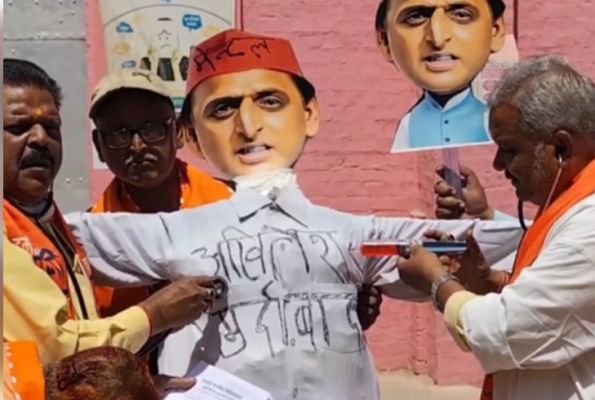 अखिलेश यादव के खिलाफ भाजपा का अनोखा प्रदर्शन, मानसिक चिकित्सालय के बाहर पुतले को लगाया इंजेक्शन 