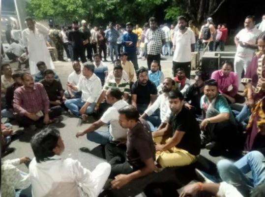 बोकारो बंद : लाठीचार्ज में युवक की मौत के खिलाफ बवाल, पांच गाड़ियां फूंकीं, स्टील प्लांट के सीजीएम गिरफ्तार 