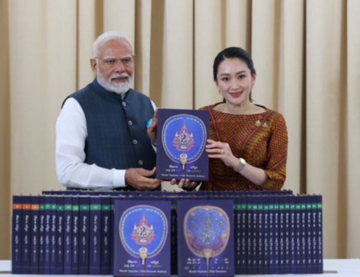 प्रधानमंत्री मोदी को थाई पीएम ने गिफ्ट किया 80 खंडों में प्रकाशित बौद्ध धर्मग्रंथ का विशेष संस्करण 