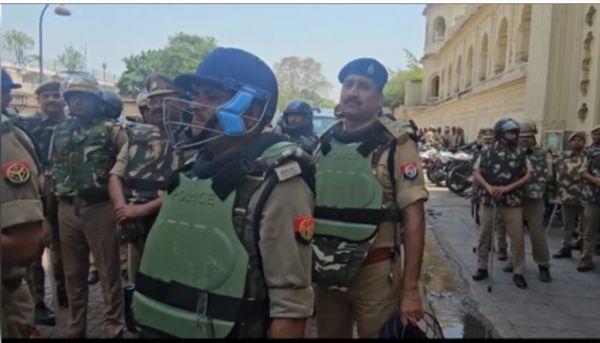 वक्फ संशोधन बिल : जुमे की नमाज को लेकर अलर्ट, चप्पे चप्पे की हो रही निगरानी 