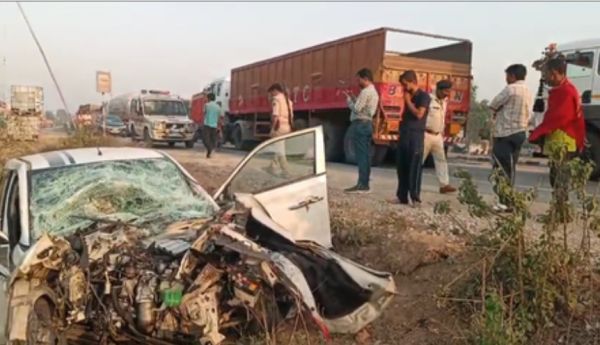 बिहार : दाह संस्कार के लिए जा रहे लोगों की कार सड़क किनारे खड़े ट्रक से टकराई, चार की मौत 