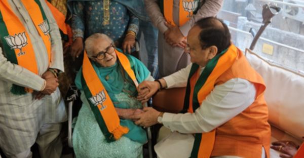 भाजपा स्थापना दिवस पर 98 साल की शकुंतला आर्य से मिले जेपी नड्डा, पोती बोली- देखकर अच्छा लगा, पार्टी देती है बुजुर्गों को सम्मान