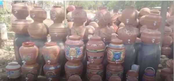 नीमच : अप्रैल में ही 40 डिग्री तापमान, मिट्टी के मटकों की बिक्री में उछाल