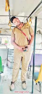 7 फुट लंबे आरटीसी कंडक्टर की तकलीफ पर सीएम रेवंत रेड्डी ने दिखाई संवेदना