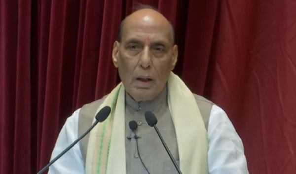राजनाथ सिंह ने कुन्नूर में शहीद सैनिकों को दी श्रद्धांजलि, युवा अधिकारियों को दी बधाई 