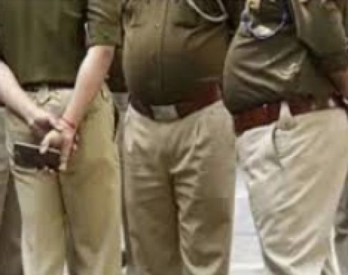 बाराबंकी में प्रेमी युगल के शव पेड़ से लटके मिले, पुलिस ने जांच शुरू की