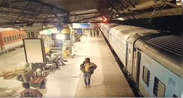 जालंधर ग्रेनेड हमला: शहर में रेलवे स्टेशन पर बेखौफ होकर घूमता आरोपी सीसीटीवी में कैद, पुलिस तलाश में जुटी 