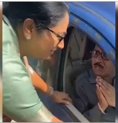 गायों को देख सीएम रेखा गुप्ता ने रोका काफिला, कार चालक के पास पहुंची और की भावुक अपील 