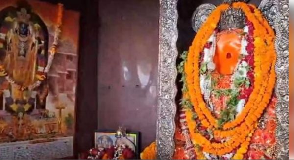 उत्तर प्रदेश : बलिया के सौ वर्ष पुराने हनुमान गढ़ी मंदिर में उमड़े श्रद्धालु 