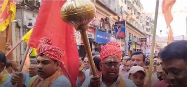 उत्तर हावड़ा में हनुमान जयंती पर विधायक का दिखा अनूठा अंदाज, हाथ में गदा ले बढ़े आगे 