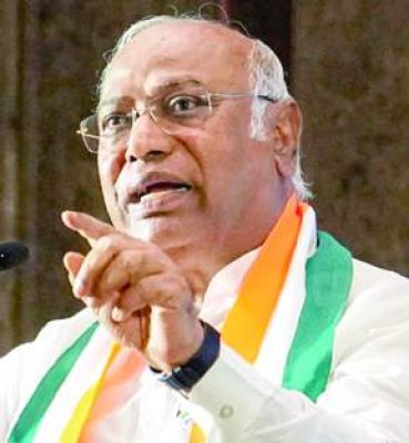 भाजपा-आरएसएस के लोग आंबेडकर के शत्रु : खरगे