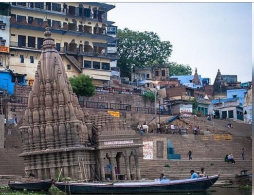 9 डिग्री के एंगल पर झुका है काशी का प्राचीन रत्‍नेश्‍वर महादेव मंदिर, सावन में नहीं चढ़ा पाते जल