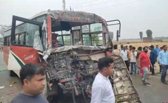 देवरिया में रोडवेज बस और टैंकर के बीच जोरदार टक्कर, 35 लोग घायल