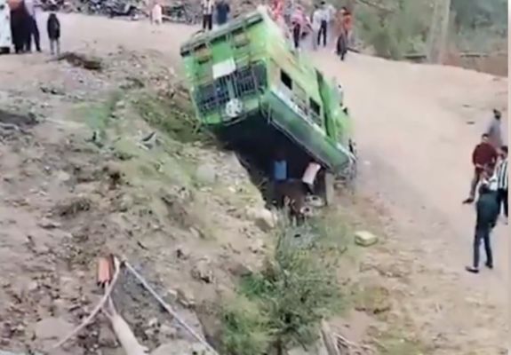 जम्मू-कश्मीर: राजौरी में मिनी बस अनियंत्रित होकर पलटी, पांच लोग घायल 